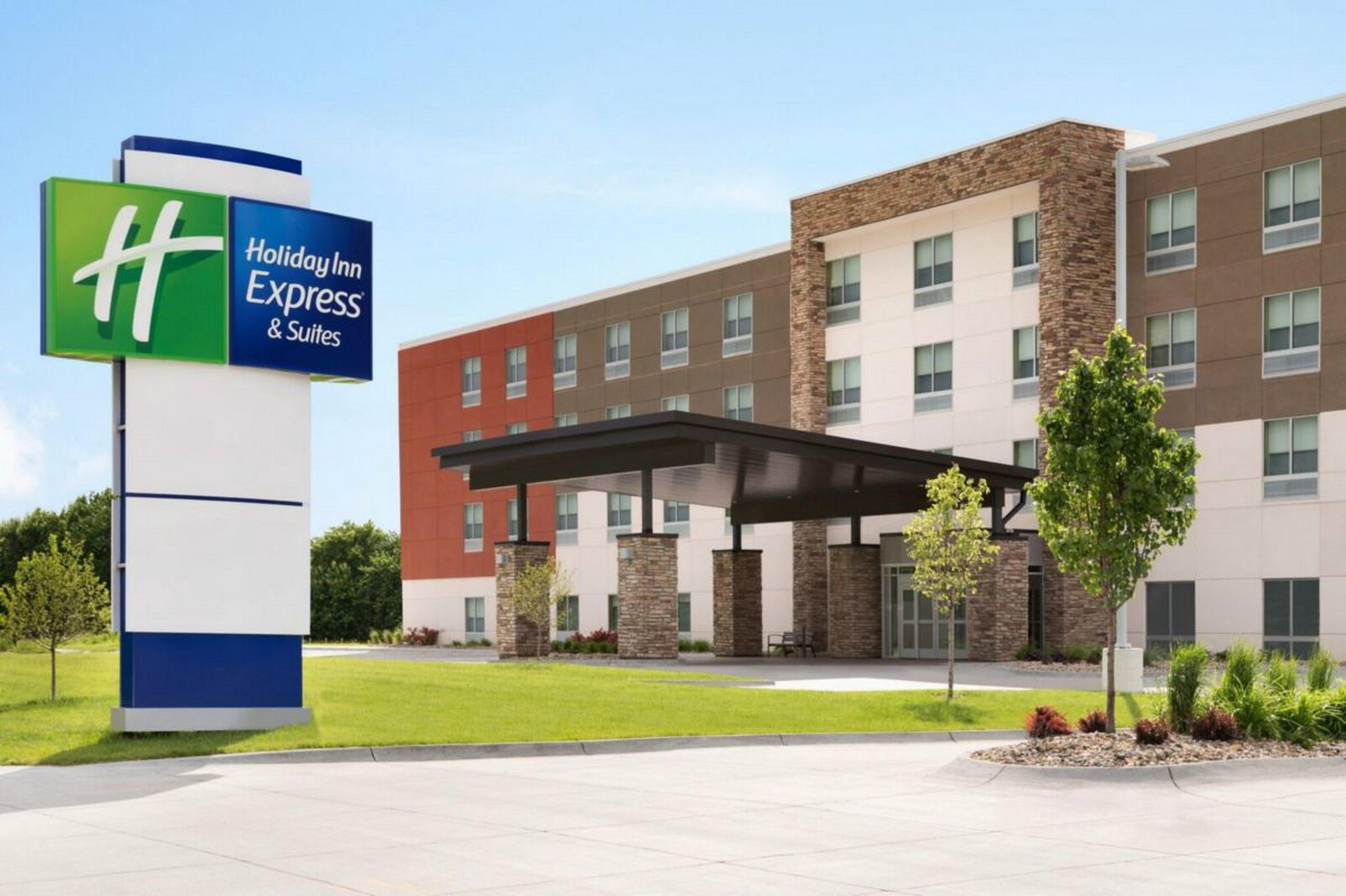 Holiday Inn Express & Suites Warrensburg North By Ihg Exterior foto